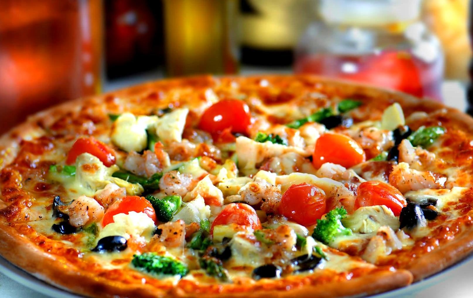 A colourful vegan pizza